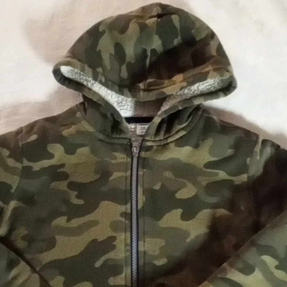 Old Navy Green Camouflage Kids Hoodie SIZE MEDIUM 8